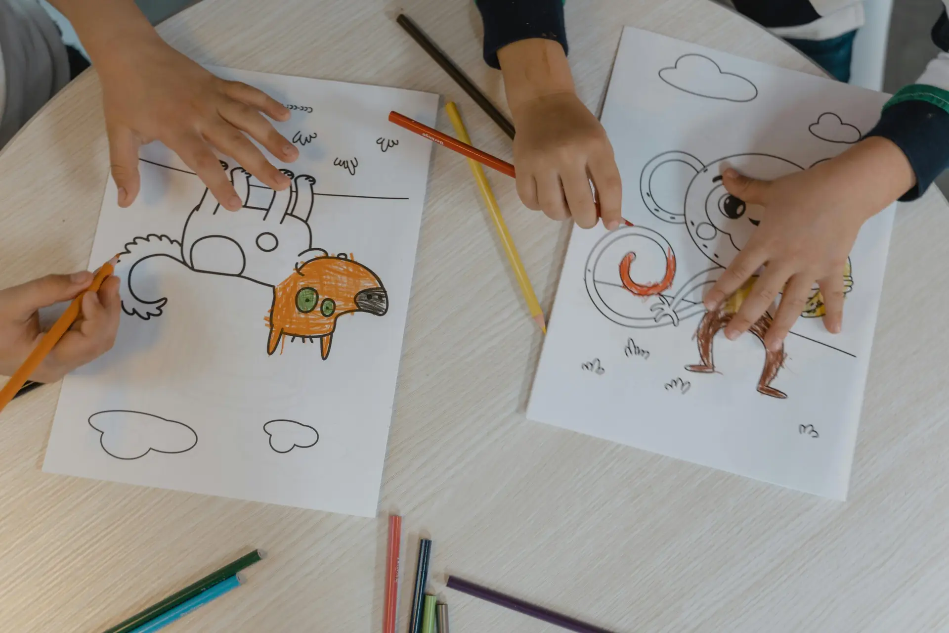 Niños dibujando y realizando talleres creativos en Malucalú para fomentar su aprendizaje